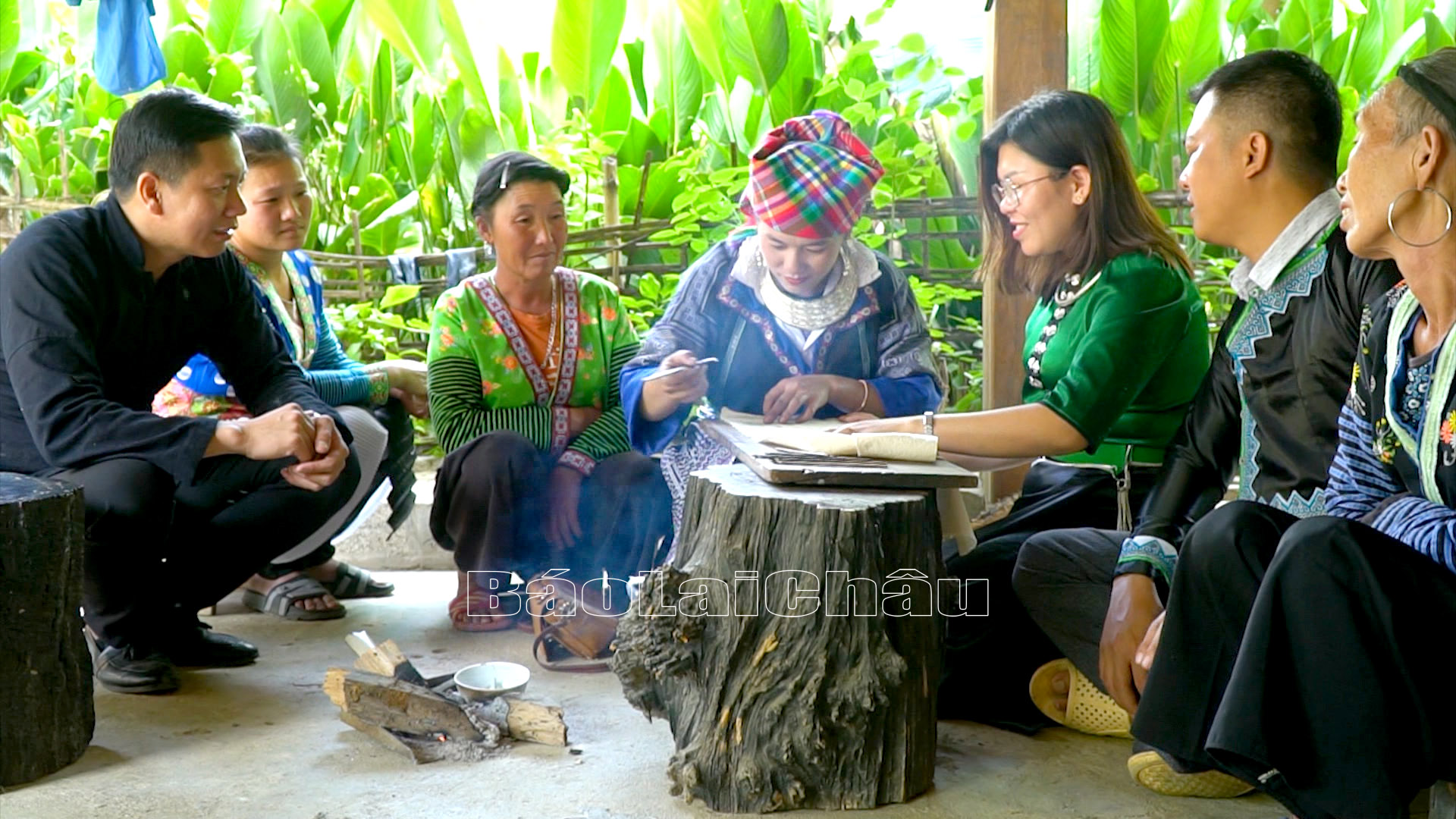 Cấp ủy, chính quyền xã Pha Mu, huyện Than Uyên động viên bà con gìn giữ nghệ thuật vẽ hoa văn bằng sáp ong trên vải.